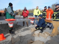 Herkömmliche "Leitertechnik" zur Sandsackproduktion