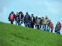 Alle Deiche werden zu Fuß begutachtet.