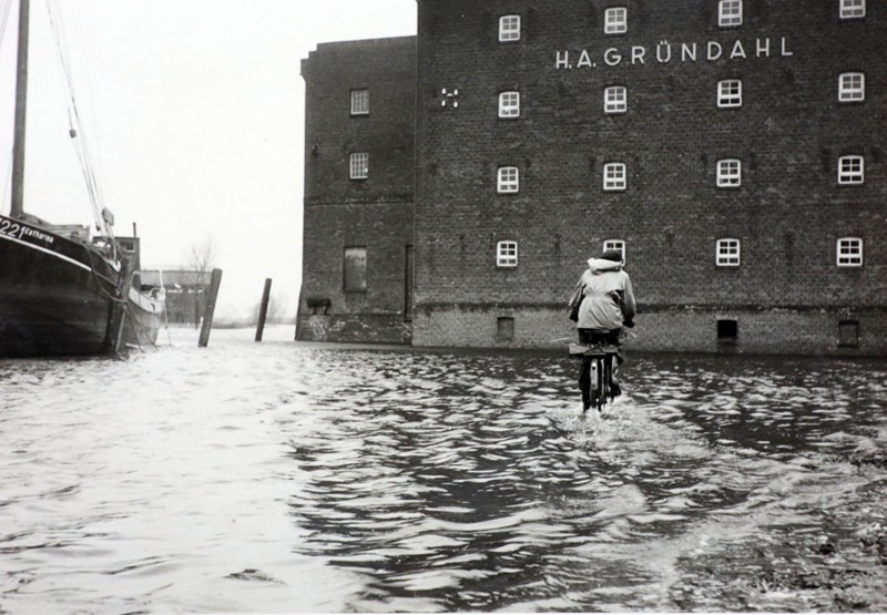 Hochwasser im Buxtehuder Hafen in der Zeit vor 1958